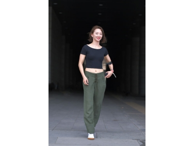 黑色工装裤搭配什么颜色衣服