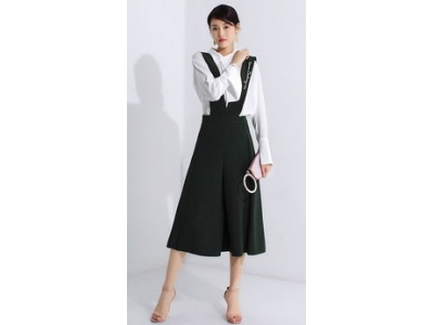 和绿色裙子搭配的衣服是什么颜色