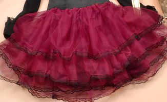 紫红色短裙子搭配什么衣服