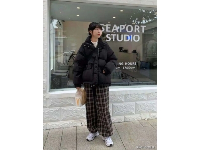 黑色棉服搭配衣服