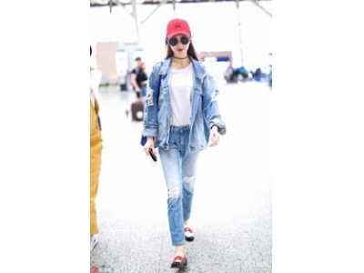 牛仔跨裤搭配衣服