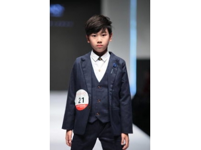 男模走秀搭配衣服