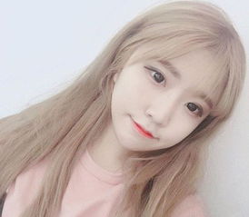 亚麻灰头发搭配衣服
