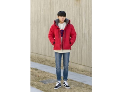 男人穿红色夹克怎么搭配衣服