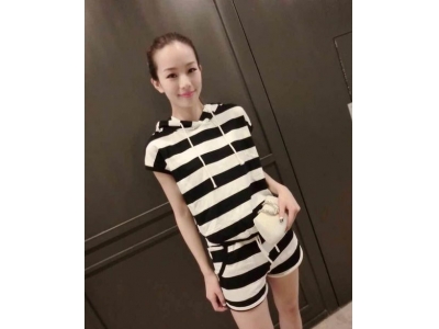 国外男士横条衣服搭配