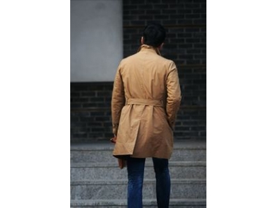 男生穿中长款大衣怎么搭配衣服