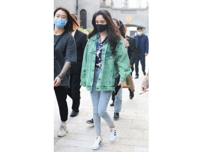 复古绿夹克怎样搭配衣服女