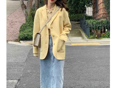 浅黄色流行穿搭女生(浅黄色最佳搭配颜色)